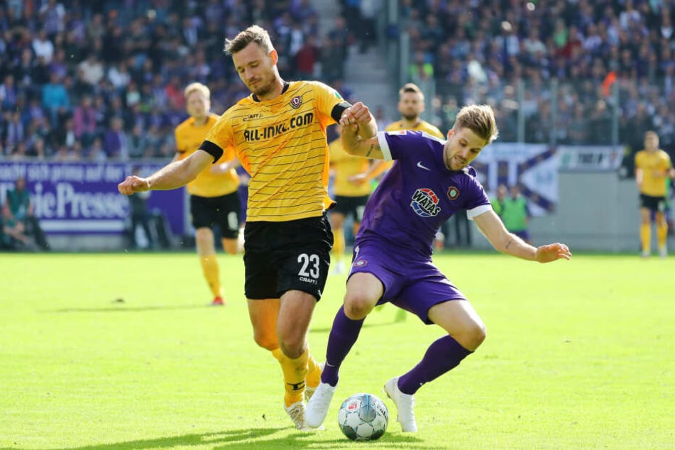 FC Erzgebirge Aues Angreifer Philipp Zulechner (r.) im Zweikampf mit dem Dresdner Florian Ballas.
