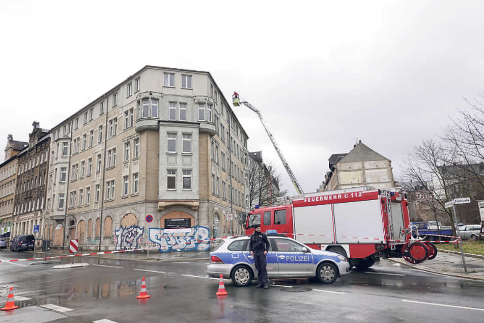 In Chemnitz musste ein Dach vor dem Fall gesichert werden.