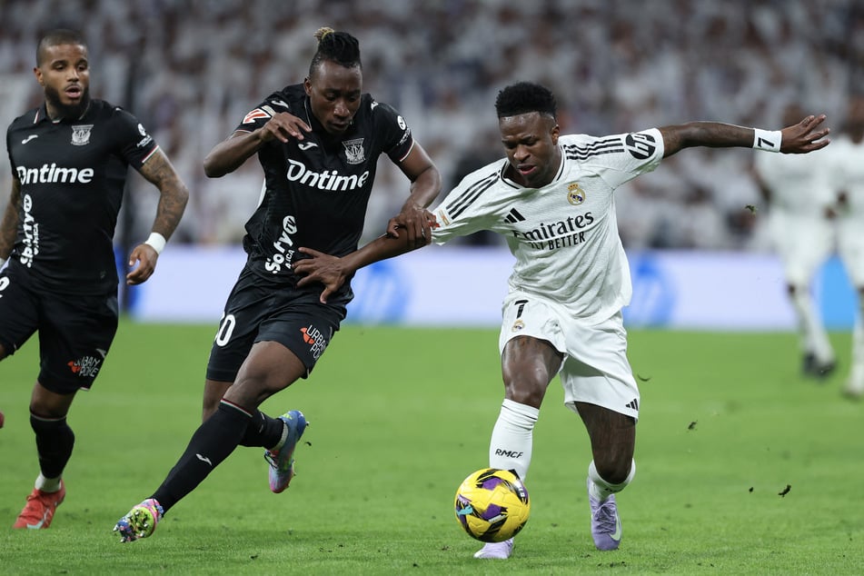 Yan Diomande (18) hier im Duell gegen Real Madrids Vinicius Junior (25). Der 18-Jährige soll bei RB Leipzig Antonio Nusa (20) Konkurrenz machen.