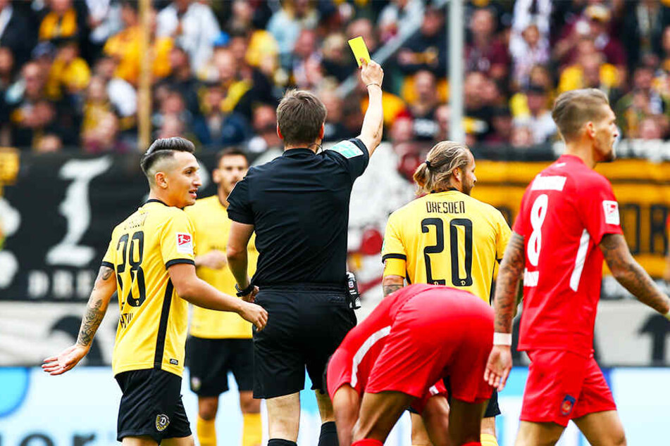 Schiri Frank Willenborg zeigt Patrick Ebert im Spiel gegen den 1. FC Heidenheim Gelb.