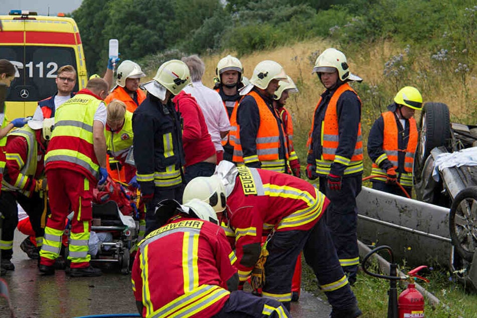 Rettungskräfte versorgen den Verletzten nach seiner Rettung aus dem Ford.