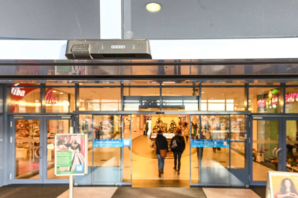 Ein Videosystem über dem Eingang des Shopping-Centers zählt die Besucher - im Elbepark sind es an Advents-Samstagen bis zu 52.000 pro Tag.