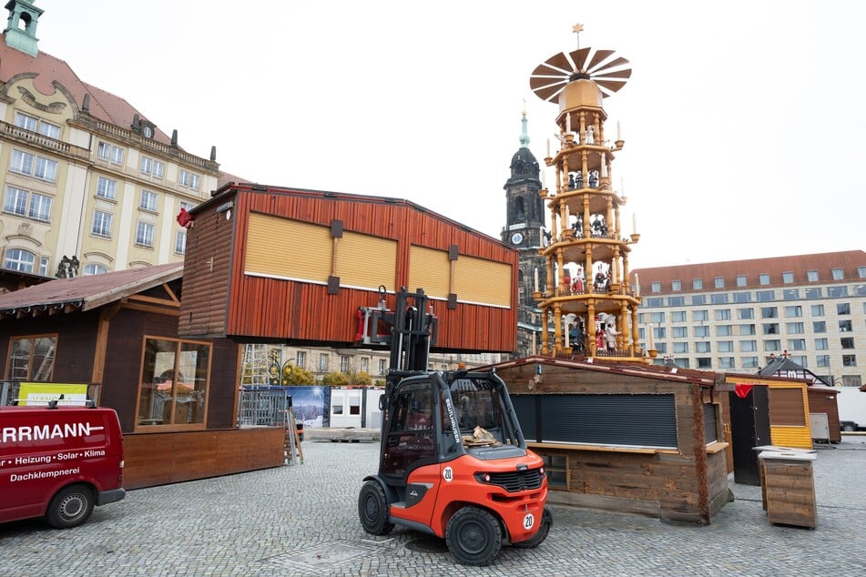 Aufbau voll im Gange: Manche Hütte wird kurzerhand mit dem Gabelstapler angeliefert.