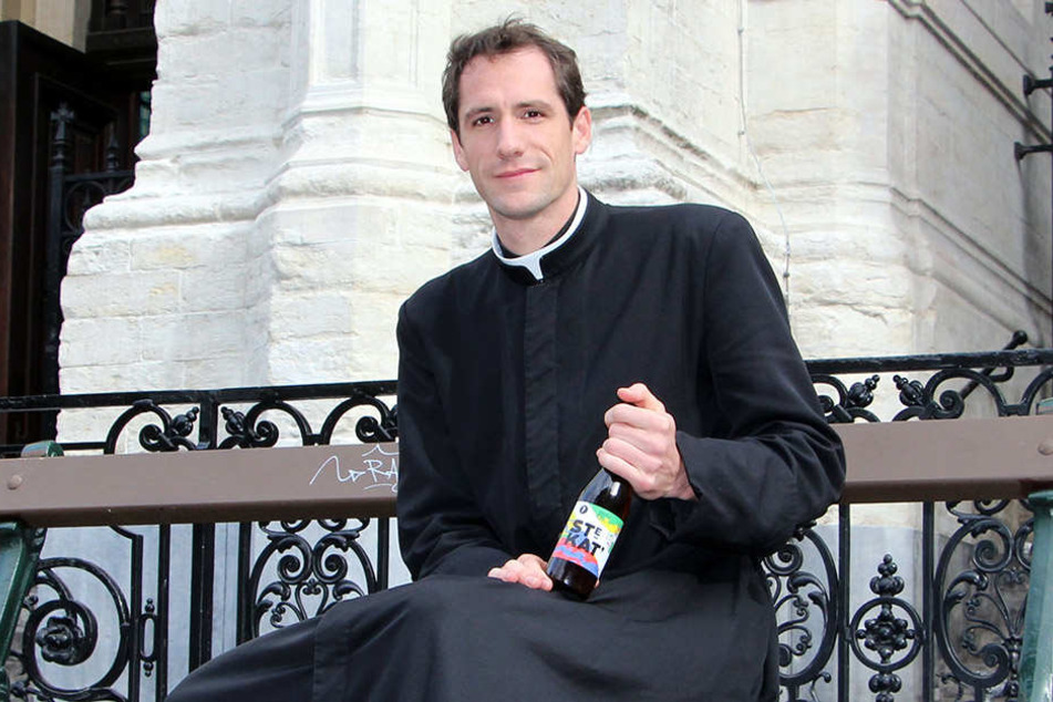 50.000 Flaschen Bier hat der Pfarrer brauen lassen. Vom Erlös will er die neu-gotische Kirche renovieren lassen.