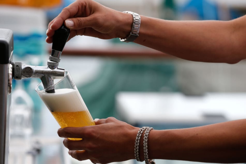 Das Feierabendbier in der Lieblingskneipe wird schon bald teurer (Symbolbild).
