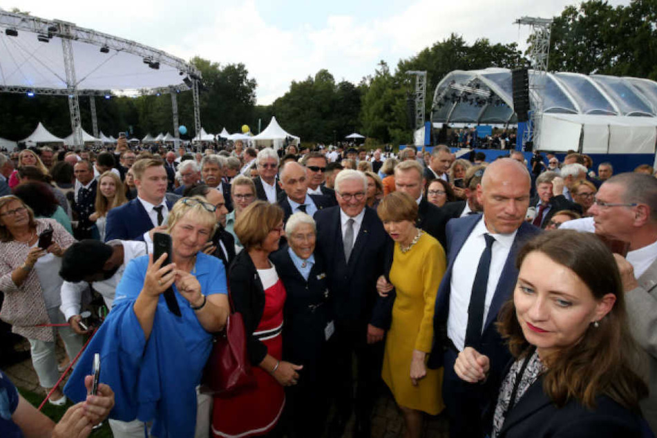 Bundespräsident Frank-Walter Steinmeier (62) und seine Frau Elke Büdenbender (56) beim Bad in der Menge.