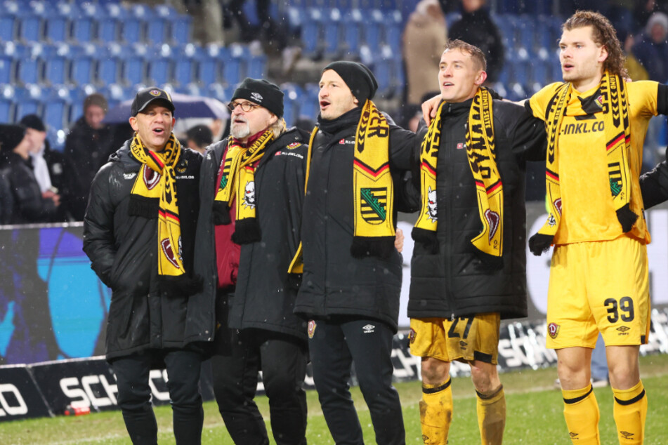 Nach dem 1:0-Sieg in Bielefeld konnten alle den Erfolg genießen: (v.l.) Coach Markus Anfang (49), die Co-Trainer Heiko Scholz (57) und Florian Junge (37) sowie Torschütze Niklas Hauptmann (27) und Kevin Ehlers (22).