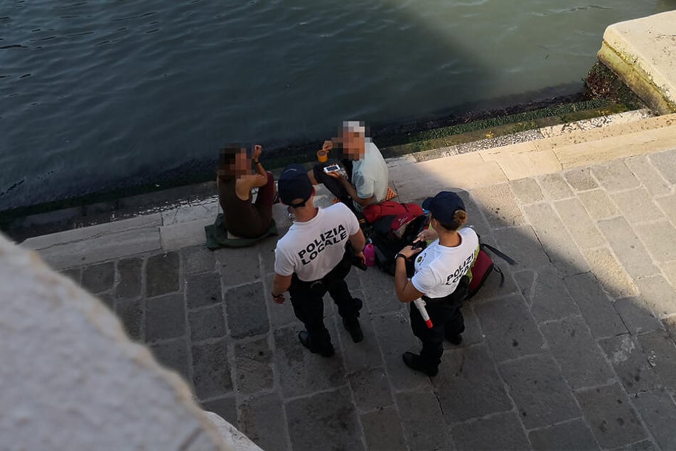 Ein Zeuge, der die Beiden beobachtet hatte, verpfiff sie an die Polizei.