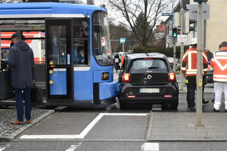 Die Tram schob das Auto mehrere Meter über die Straße.