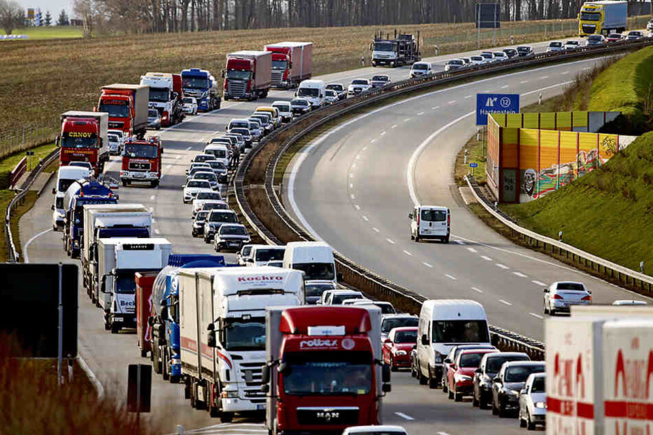 Verstopfte Autobahnen - die wohl nervigste Begleiterscheinung für Berufspendler.