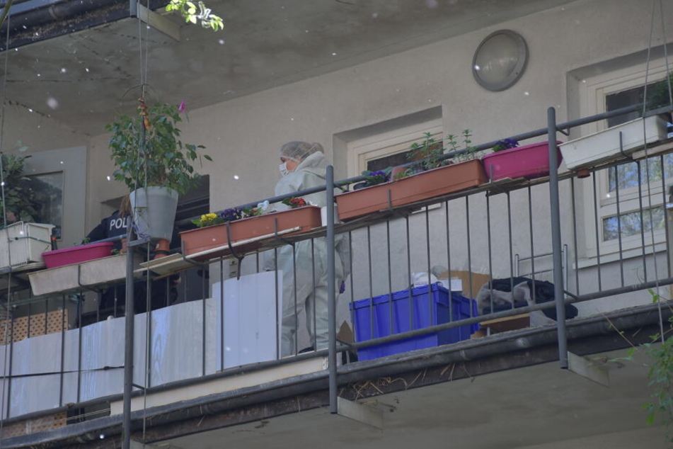 Ein Notarzt kümmerte sich um die Verletzte, doch sie starb wenig später in einer Klinik. Jetzt ermittelt die Mordkommission.