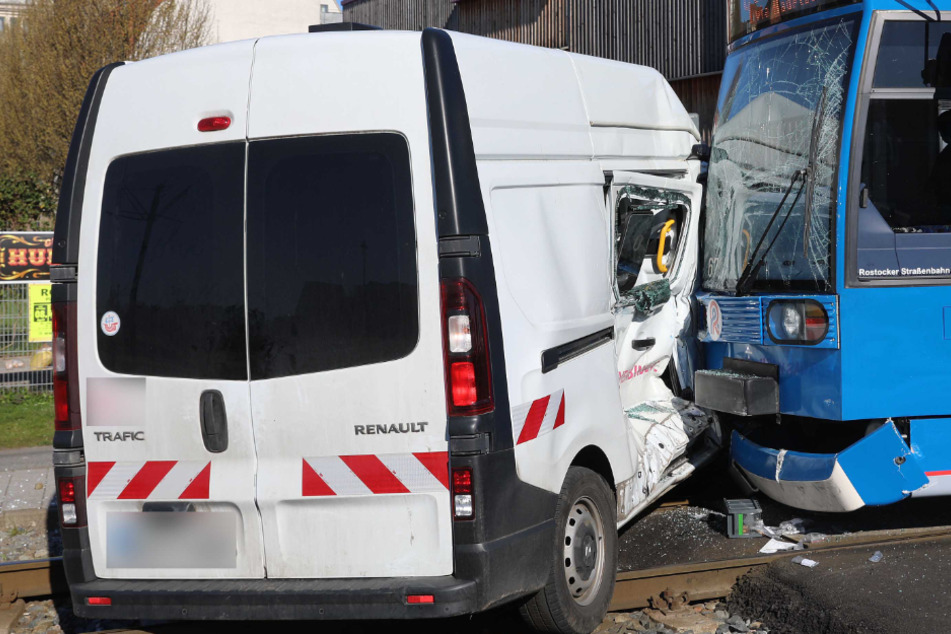 Schwerer Crash: Transporter und Straßenbahn krachen zusammen!