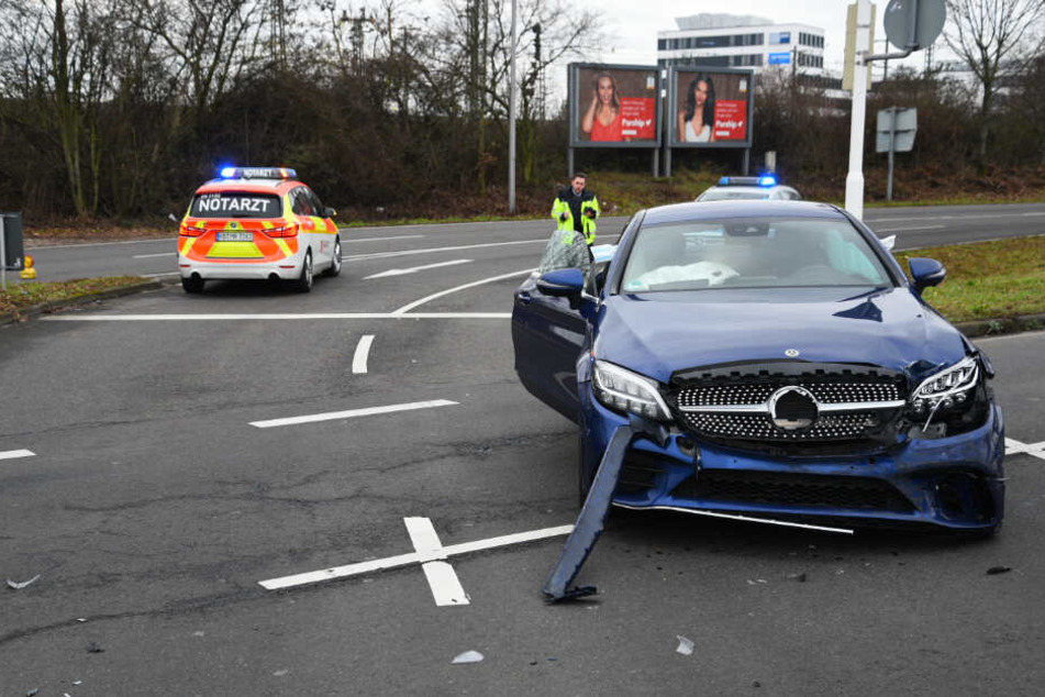 Ein Blick auf den am Unfall beteiligten Mercedes.