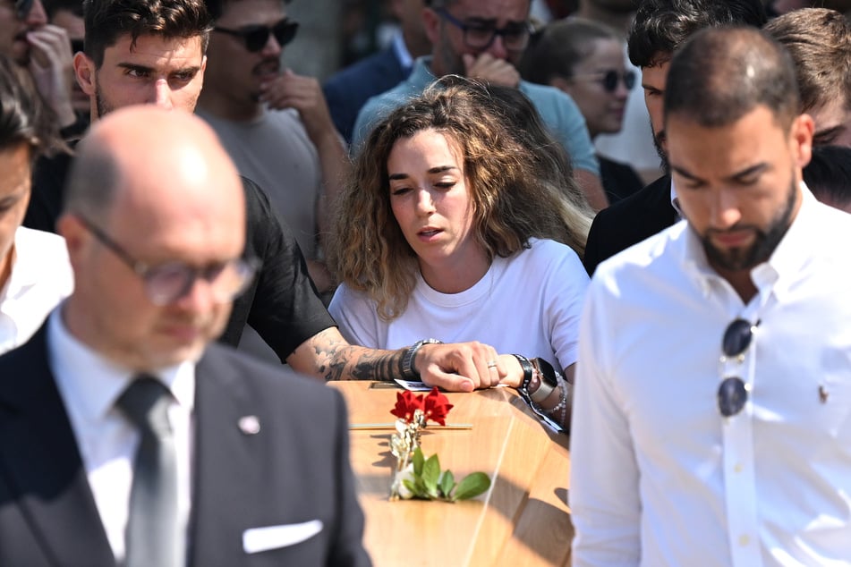 Herzzerreißend: Rute Cardoso (28) begleitet den Sarg ihres toten Partners.