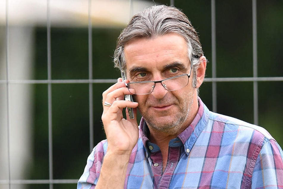 Ein völlig entspannter Dynamo-Sportdirektor am Handy: Ralf Minge kann zufrieden sein. Seine Dresdner sind Sechster.