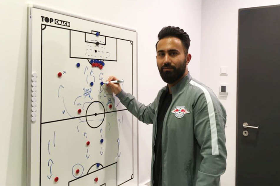 Cihan Yasarlar am Taktikbrett. Ohne Training und Spielvorbereitung geht auch bei FIFA nichts.