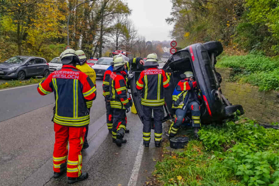 Feuerwehrmänner gehen ihrer Arbeit nach.