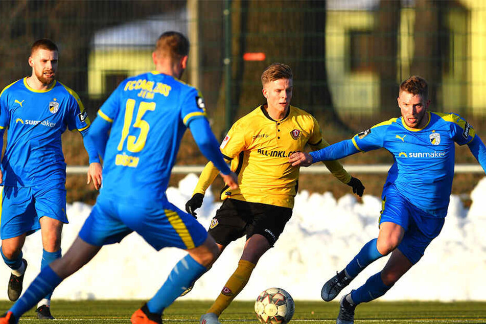 Dribbelstark: Dynamos Neuling Dzenis Burnic (2.v.r.) nahm es gegen CZ Jena gleich mit drei Gegner auf. Nun will er auch in Hamburg auflaufen.