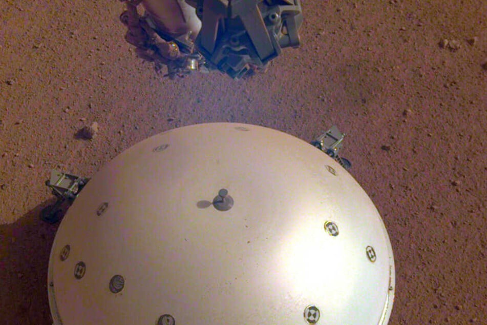 Dieses von NASA/JPL-Caltech zur Verfügung gestellte Foto zeigt das gewölbte Wind- und Wärmeschild der Nasa-Sonde "InSight".