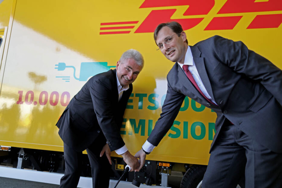 NRW-Wirtschaftsminister Andreas Pinkwart (l) und Post-Konzernvorstand Tobias Meyer posieren am Freitag vor einem Streetscooter.