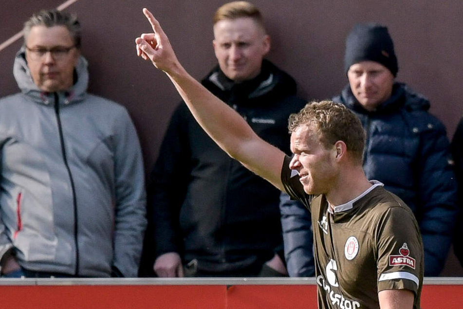 St.-Pauli-Stürmer Henk Veerman jubelt über seinen Treffer zum 1:0.