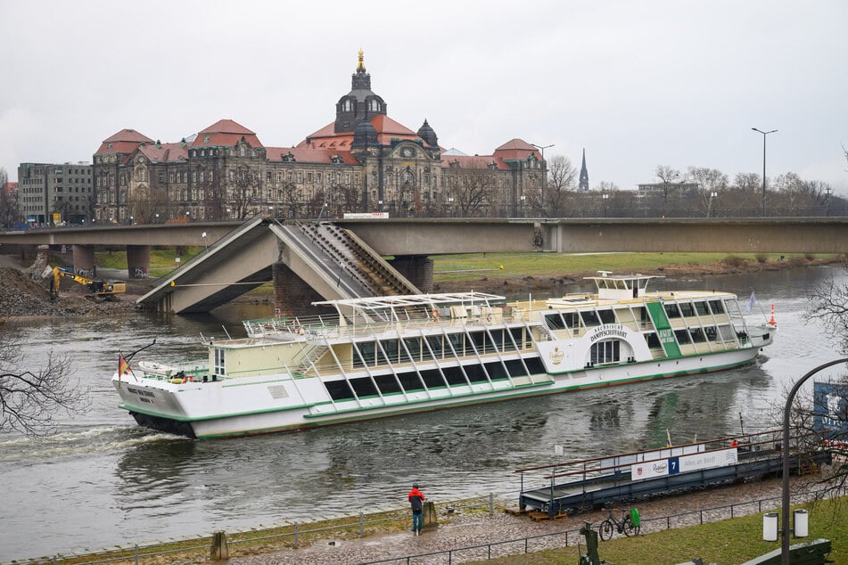 Bereits am Dienstag konnten erste große Schiffe die Brücke passieren.