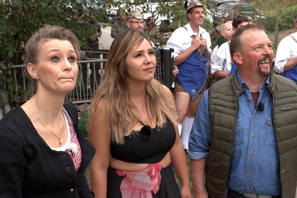Die Spannungen zwischen den Hofdamen Katarina (43, l.) und Jasmin (41) sind nicht zu übersehen. Bei einem Hoffest eskaliert die Situation.