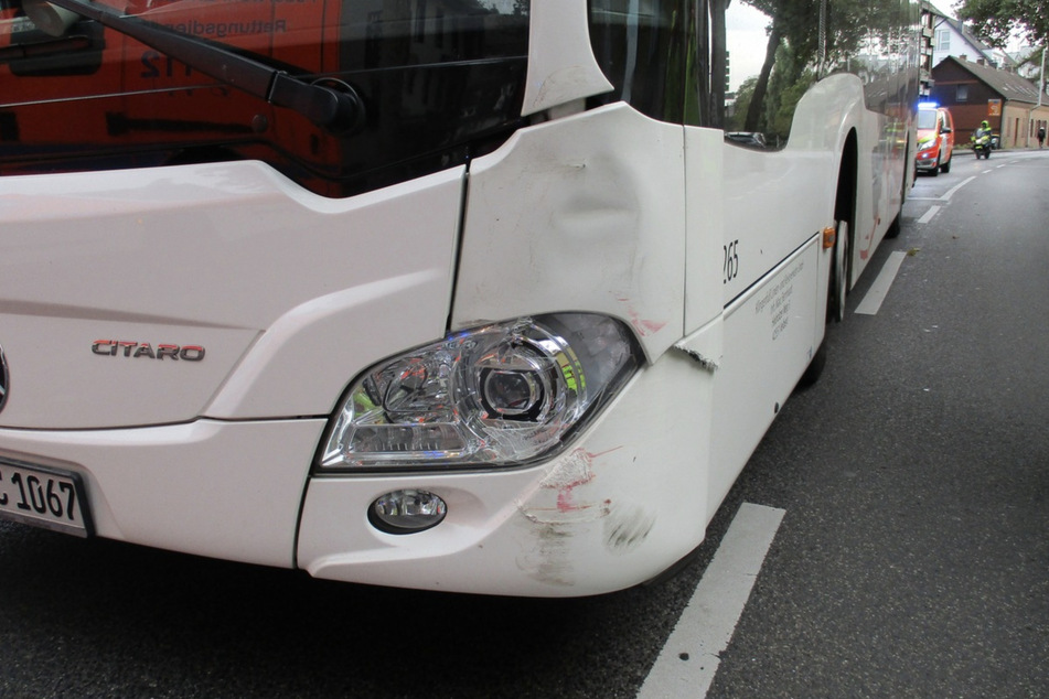 Auch am Bus entstanden im Frontbereich Schäden.