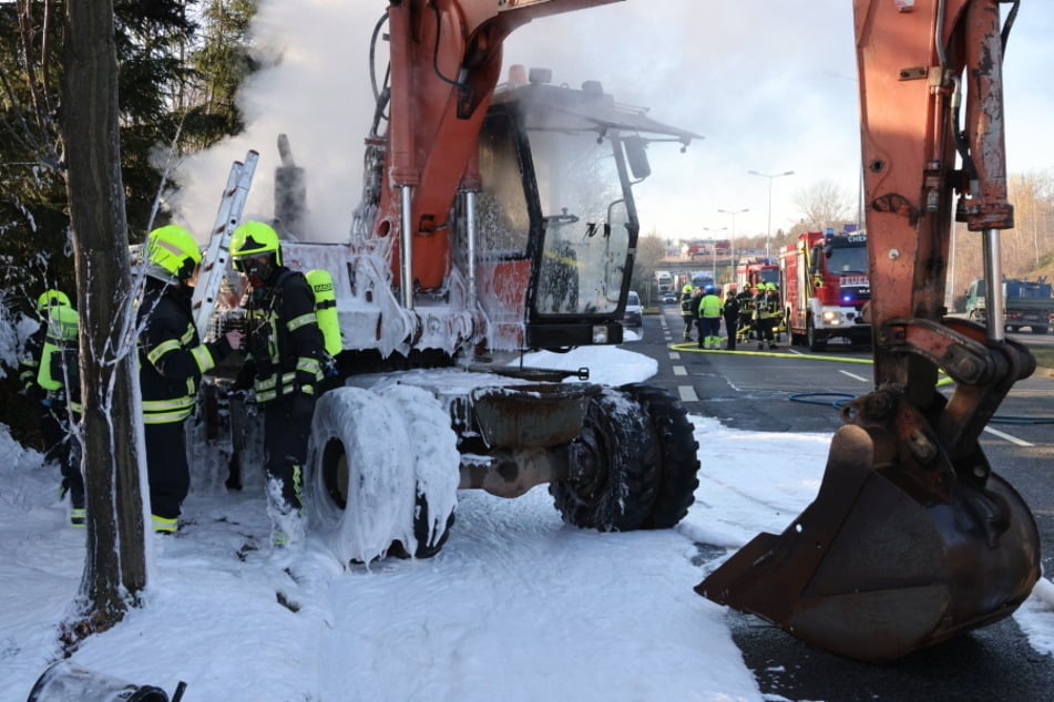 Auf dem Chemnitzer Südring brannte am Donnerstag ein Bagger. Die Feuerwehr kämpfte mit Löschschaum gegen die Flammen.