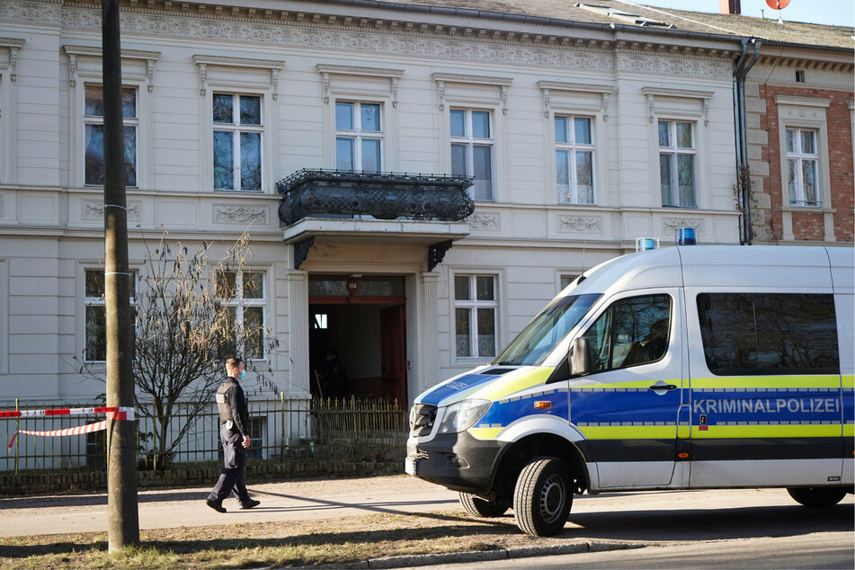 Mitarbeiter der Polizei und ein Fahrzeug der Kriminalpolizei stehen in der Bahnhofsstraße.