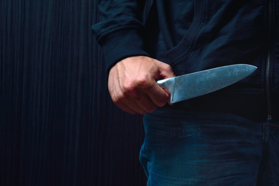 Mit einem Küchenmesser hat ein Mann die Tür seines Nachbarn malträtiert. (Symbolbild)