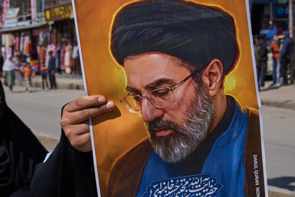 Der neue iranische oberste Führer Modschtaba Chamenei (56) ist derzeit nur auf Bildern zu sehen, er soll womöglich entstellt sein.