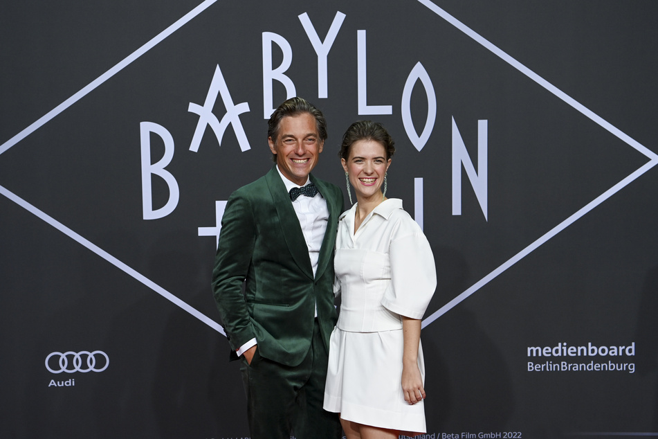 Die Hauptdarsteller Volker Bruch (44) und Liv Lisa Fries (34) posieren bei der Premiere der vierten Staffel der TV-Serie "Babylon Berlin". (Archivbild)