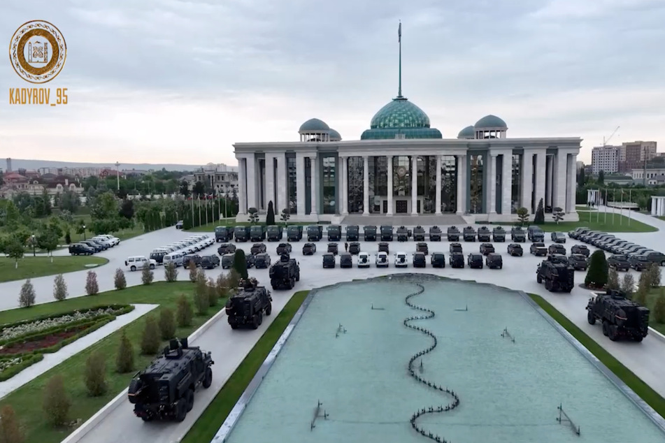 Tschetschenien-Schlächter Ramsan Kadyrow gibt auf Telegram gerne mit der Schlagkraft seiner Privatarmee (Achmat) an. Hier lässt er reichlich Militär-Hardware vor einem seiner Paläste auffahren.