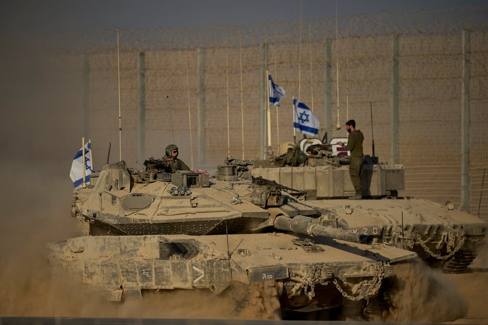 Israelische Panzer fahren entlang der Grenze zwischen Israel und Gaza, gesehen vom Süden Israels aus.