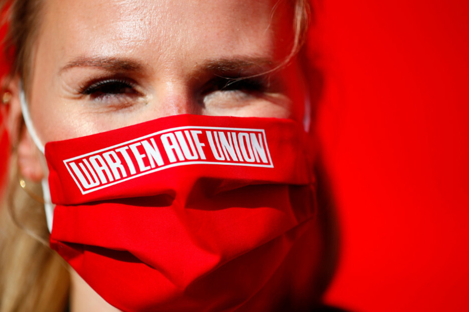 Eine Frau trägt vor dem Spiel Union gegen Bayern einen Mundschutz.