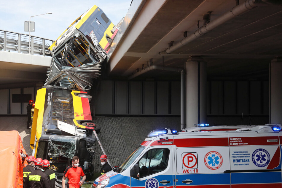 Einsatzkräfte arbeiten an der Unfallstelle eines Linienbusses, der am Donnerstag von einer Autobahn-Überführung abgestürzt ist.