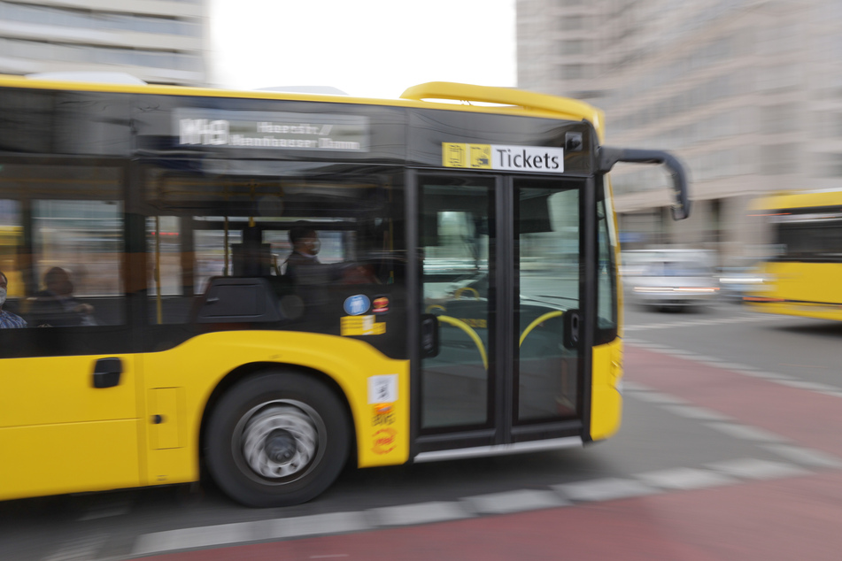 In Berlin-Wilmersdorf ist ein Rentner (77) am Mittwoch über eine rote Ampel gelaufen und unter einen Bus geraten. (Symbolbild)