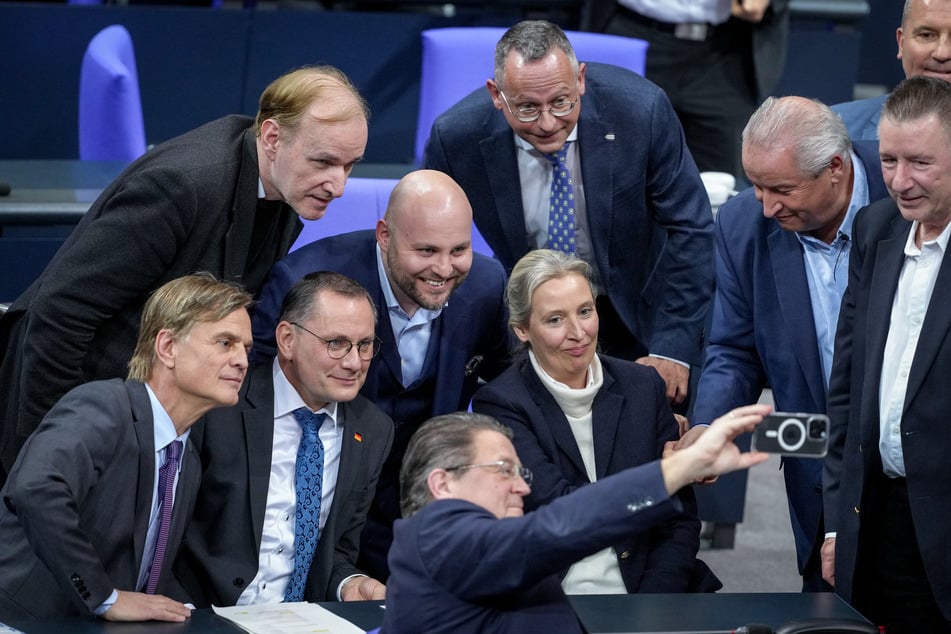 AfD-Kanzlerkandidatin Alice Weidel (45) spricht von einem "großartigen Tag für die Demokratie", ihr Parteikollege Bernd Baumann (66, l.) von einer "neuen Epoche".