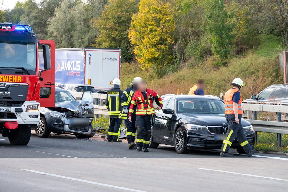 Beide Autos wurden durch den Zusammenstoß beschädigt. Mehrere Einsatzkräfte der Feuerwehr waren vor Ort.