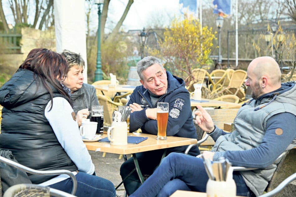 Ungewohnt viel Platz im "Miramar": Dana Eichler (44, l.), Karin (59) und Uwe Genkel (61) und Mario Eichler (49) genossen das Biergartenwetter.