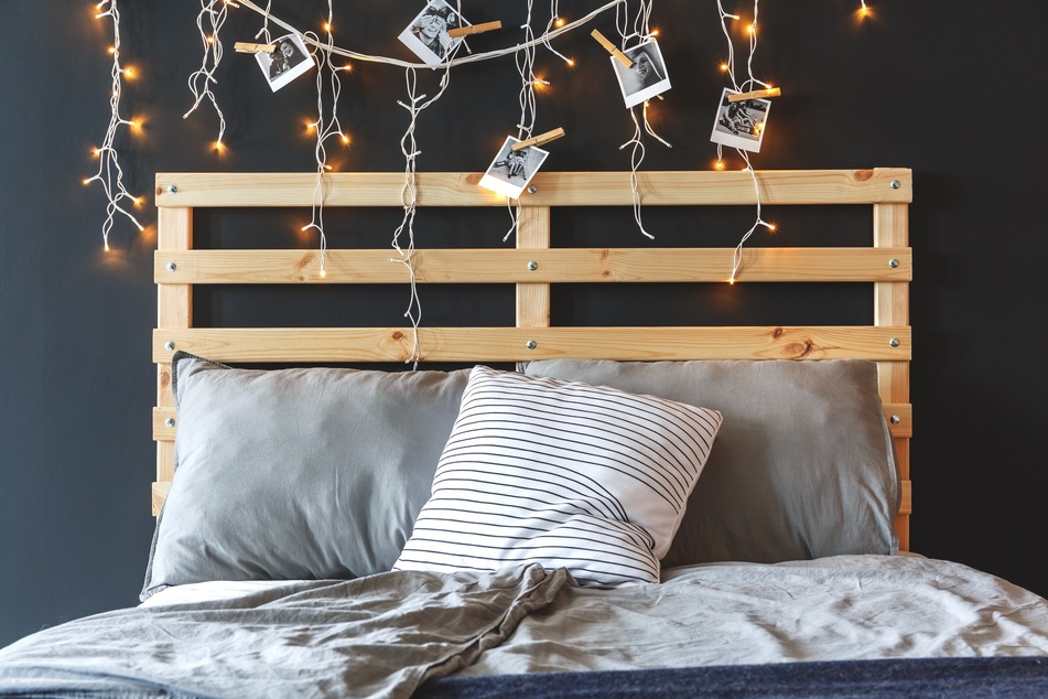 Du kannst Bilder auch an Lichterketten aufhängen. Im Schlafzimmer sorgst Du damit für eine romantische Stimmung.