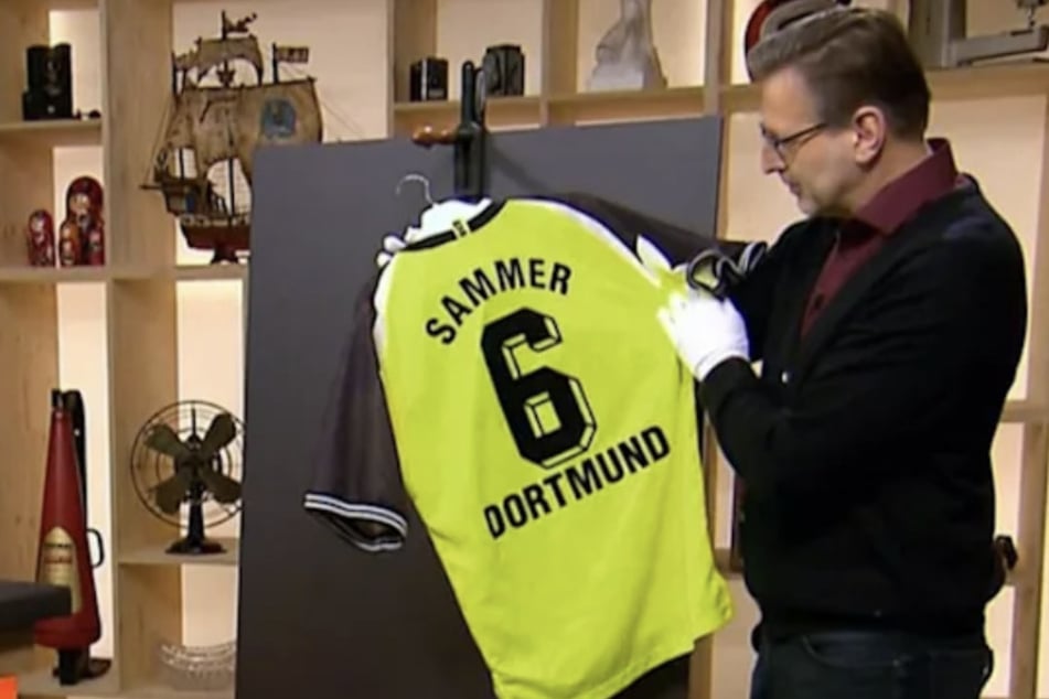 Experte Detlev Kümmel (57) begutachtet das Jersey des Revierklubs genau, doch ihm unterläuft ein peinlicher Fehler.