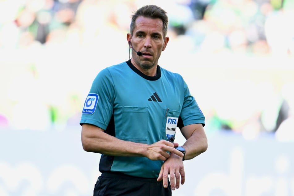 Referee Tobias Stieler (45) pfeift das Pokalduell zwischen dem HSV und Frankfurt. (Archivfoto)