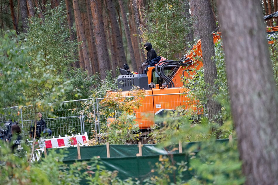 Um die Rodung im Wald zu stoppen, besetzen Umweltaktivisten ein Baufahrzeug in der Nähe des Tesla Werks.