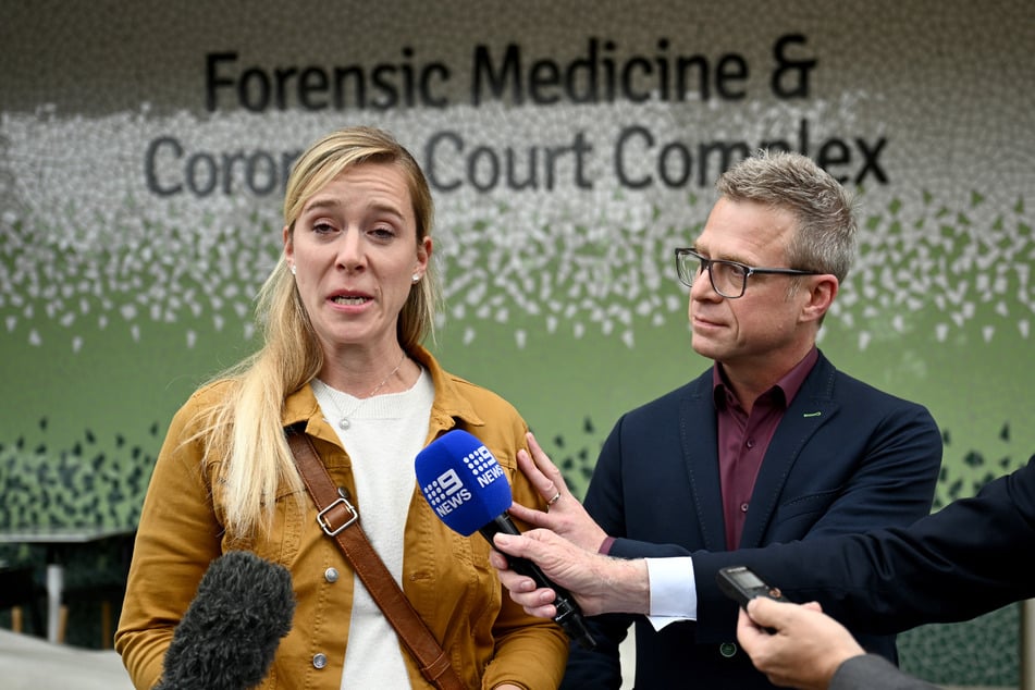 Christina Strobel (l.) und Alexander Strobel, die Geschwister von Simone Strobel, sind für die neuen Verhandlungen nach Australien gereist.