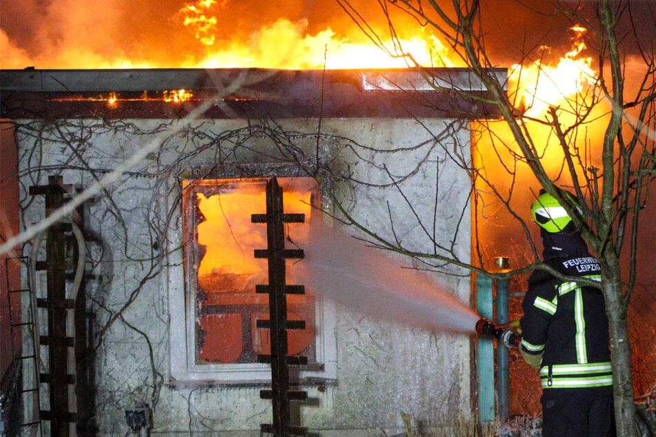 Leipzig: Schwierige Löscharbeiten: Gartenlaube steht lichterloh in Flammen