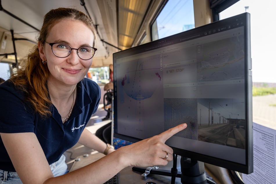 Martha Schröder (28) von FusionSystems zeigt, wie clever die Bahn Lichtsignale registriert.