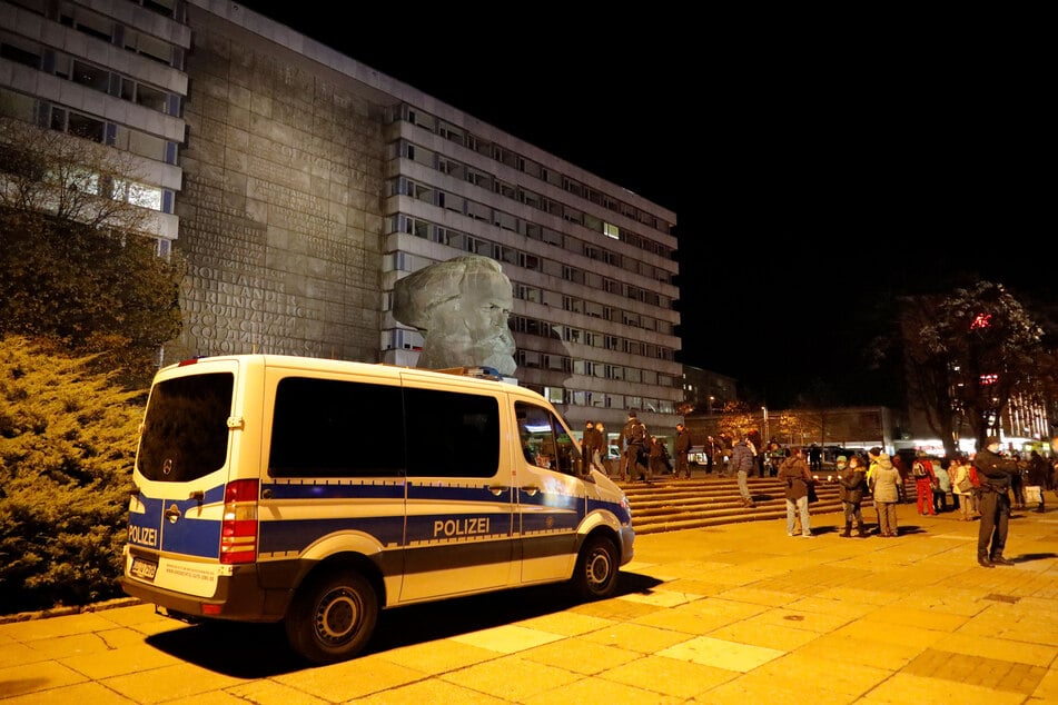 Am Montagabend wurde wieder am Marx-Monument gegen die Corona-Verordnung protestiert.