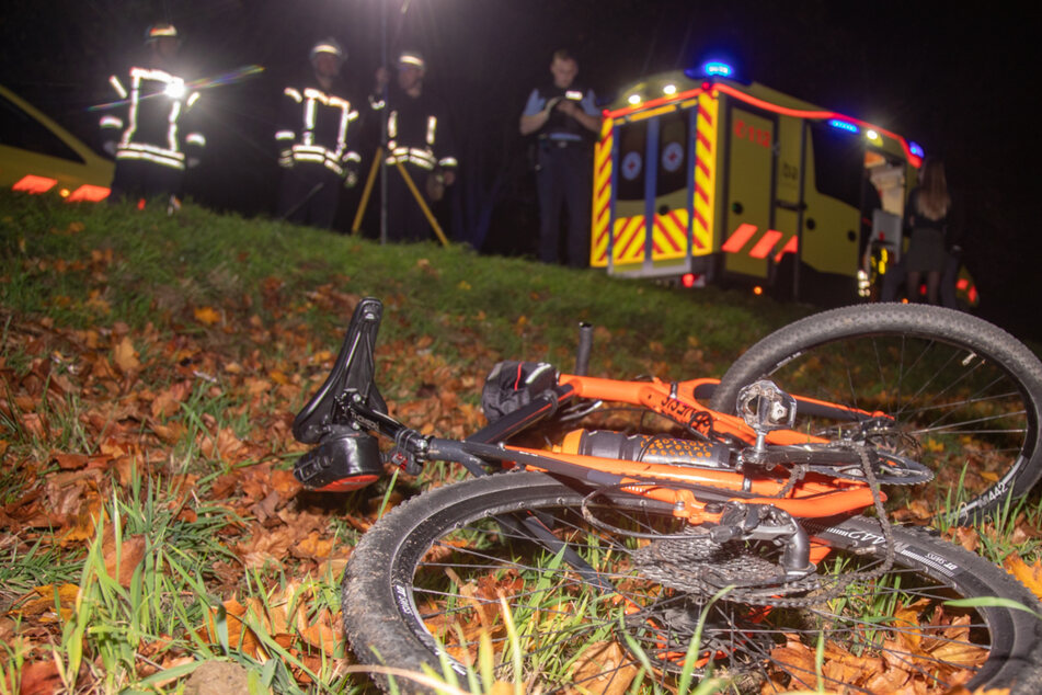 Laster drängt Fahrradfahrer (50) auf B6 in Straßengraben und verletzt ihn schwer - Fahrerflucht!